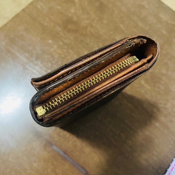 Pre-loved LV monogram medium Bi-fold wallet - Picture 3 of 11